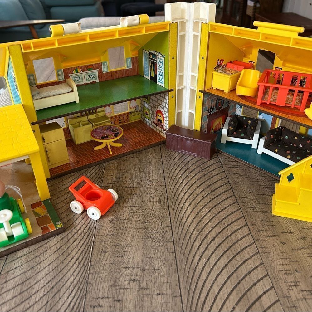 Vintage Fisher Price Play Family House 🏠 952 with furnishings!